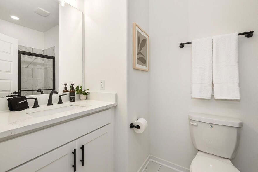 Building Photo - 1324 Van Buren Ave