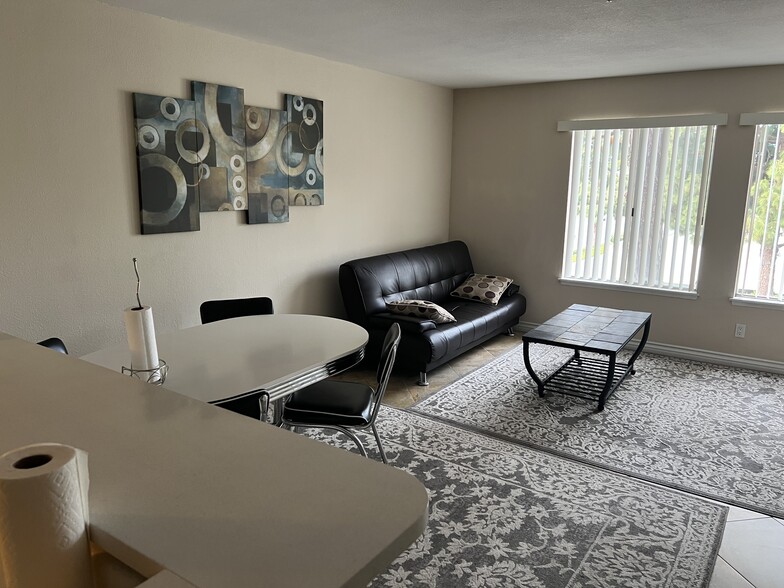 Building Photo - 8889 Caminito Plz