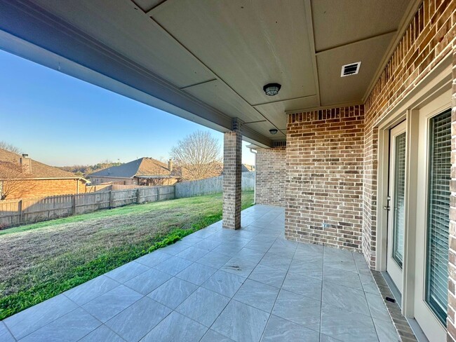 Building Photo - Available Now! Stunning 3 Bed 2 Bath in So...