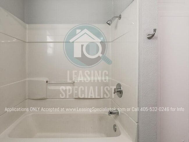 Building Photo - Adorable Custom 2 Bed Bungalow House Available to Prelease for August 2026!