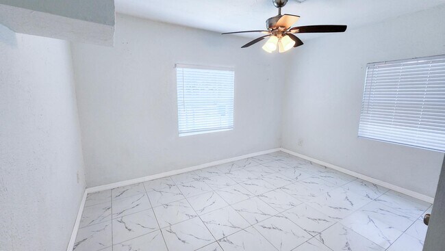 Building Photo - 453 Solana St