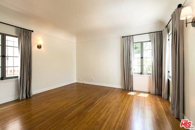 Building Photo - 1136 S Hayworth Ave
