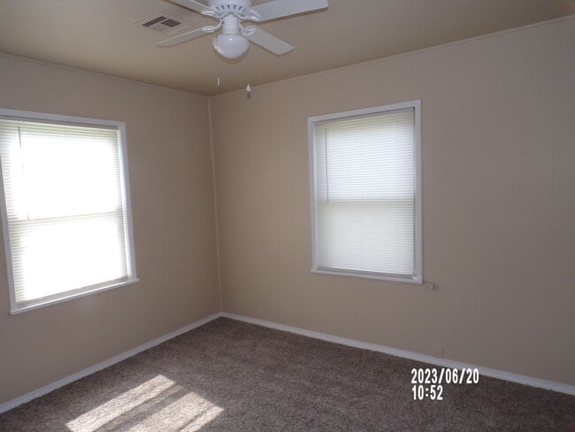 Building Photo - centrally located $200.00 off 1st  full month's rent