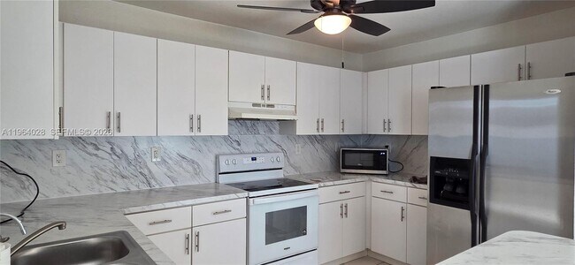 Building Photo - 1215 NW 7th Ct