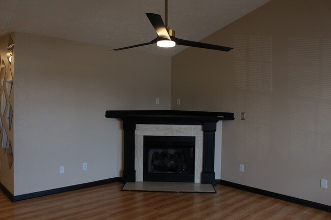 Building Photo - Acorn Ridge