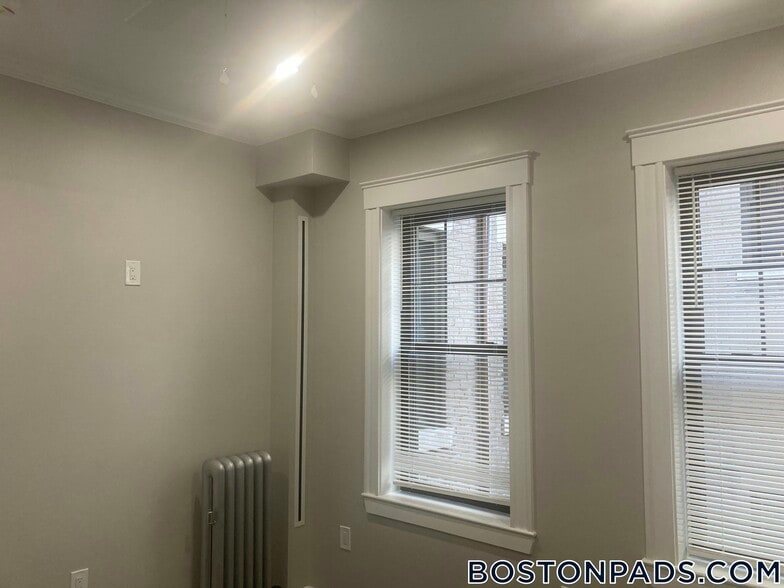 Building Photo - 1572 Commonwealth Ave