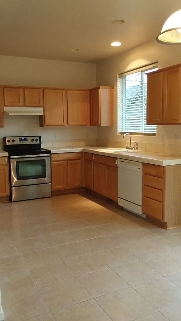 Building Photo - Beautiful Bethel-Danebo Home