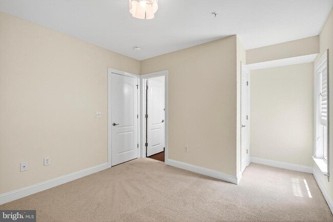 Building Photo - 322 N George Mason Dr