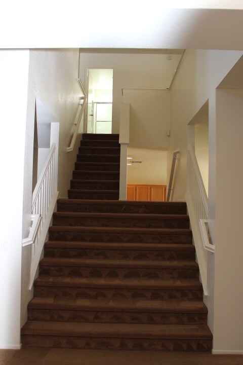 Building Photo - BEAUTIFUL LARGE 5 Bedrooms, 2.75 Bathrooms Home