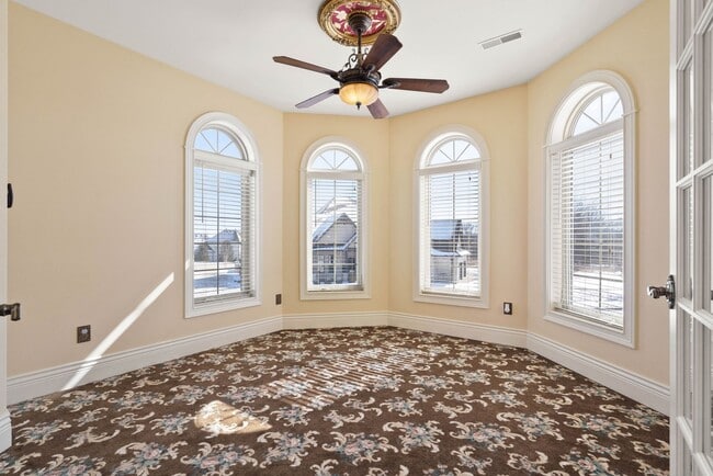 Building Photo - Large 5 Bedroom Home W/ Fenced yard