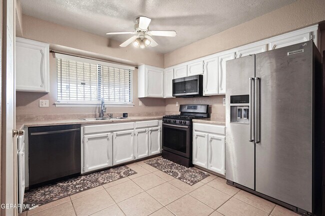 Building Photo - 9304 W Osborne Rd