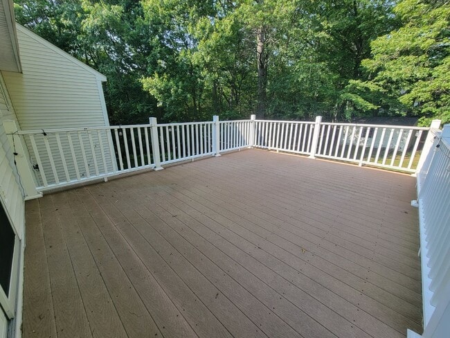 Building Photo - Beautiful Single-Family Home Litchfield NH for Rent