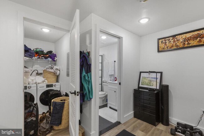 Building Photo - 212 Catharine St