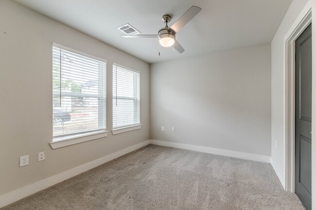 Building Photo - 3-Story 3 Bedroom, 3.5 bath Townhouse in a great community with easy access to PGBT and DNT
