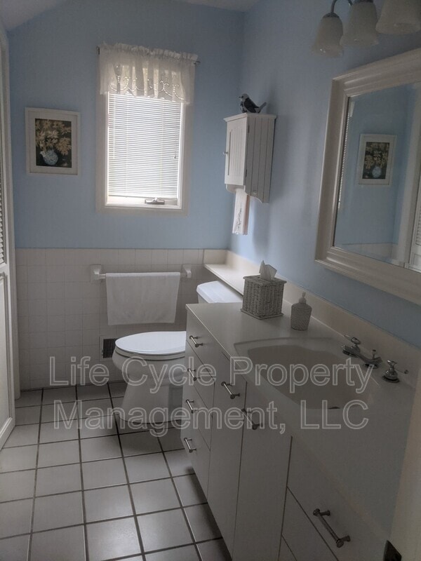 Building Photo - 2421 Lakefront Dr