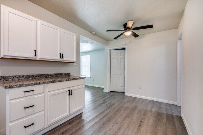 Building Photo - Elmwood Triplex