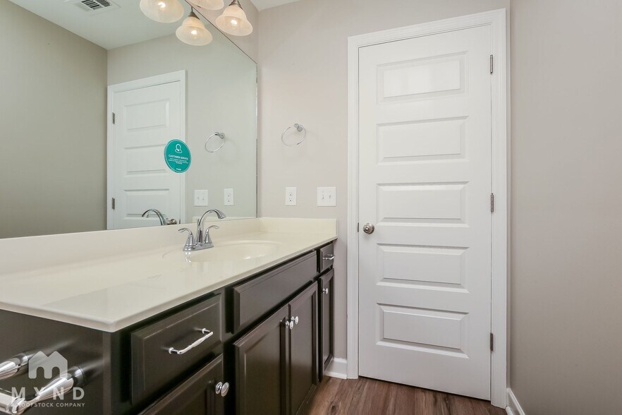 Building Photo - 2233 Dale View Dr