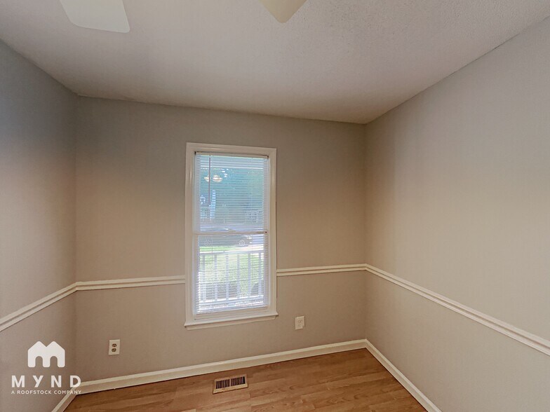 Building Photo - 4513 Aviemore Crescent