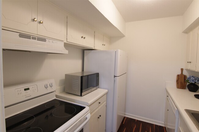 Building Photo - 2101 Fountain View Dr