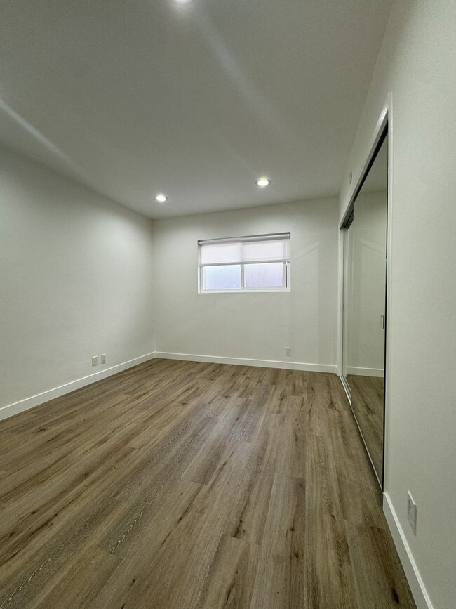 Building Photo - Renovated 2 Bedroom Condo for Lease on Rox...