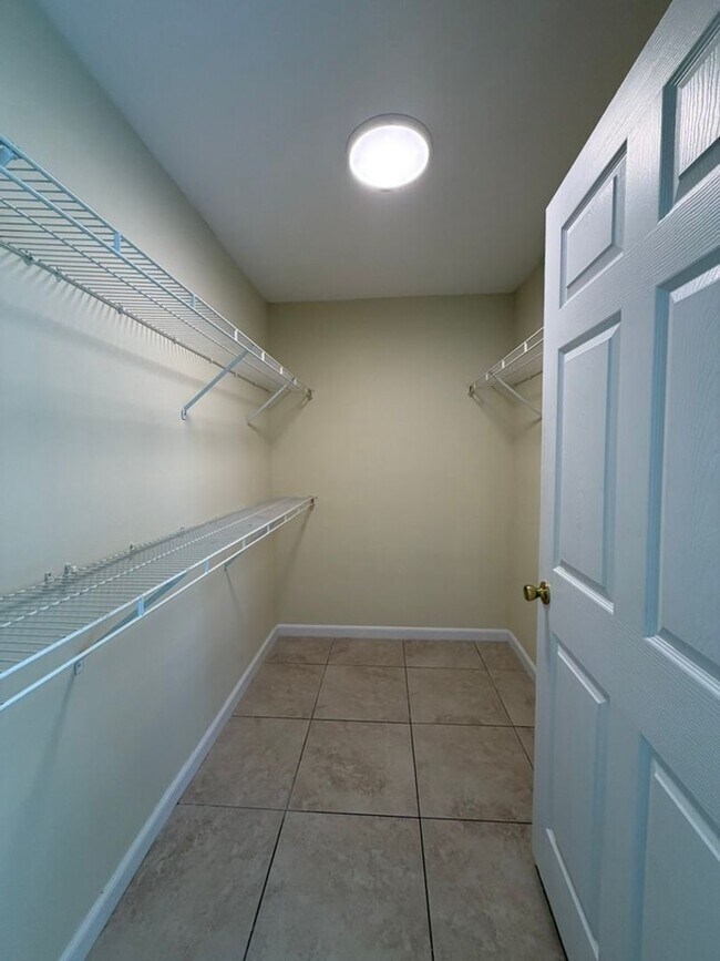Building Photo - 25% OFF FIRST MONTH'S RENT -- Updated 2 Bedroom First Floor Condo