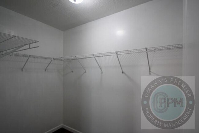 Building Photo - Huge 4-bedroom, 4-bath home