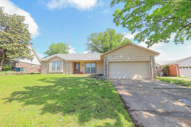 Building Photo - 4 Bedroom Home Available For Immediate Mov...