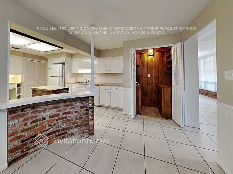 Building Photo - 14298 Hetrick Cir S