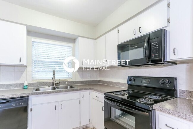 Building Photo - 4500 58th St N, St Petersburg, FL 33709