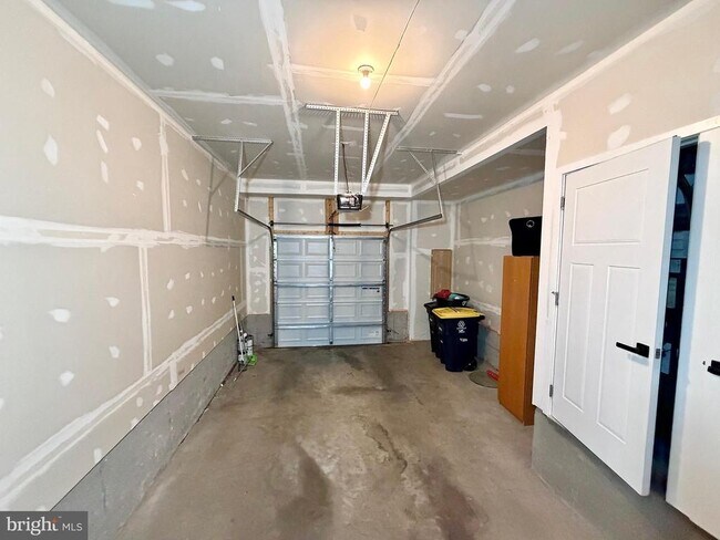 Building Photo - 4812 Crest View Dr