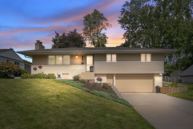 Primary Photo - Gorgeous 3 Bedroom In Saint Anthony Villag...