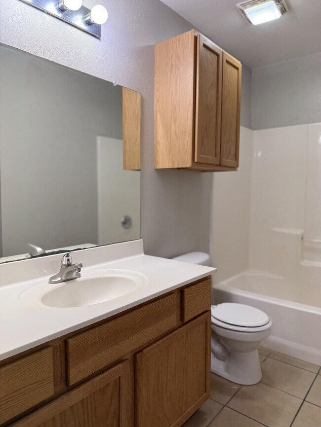 Building Photo - 304 N Brentwood Ave