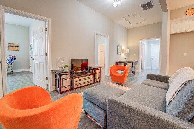 Building Photo - Spacious 3 Bedroom Home located in Histori...