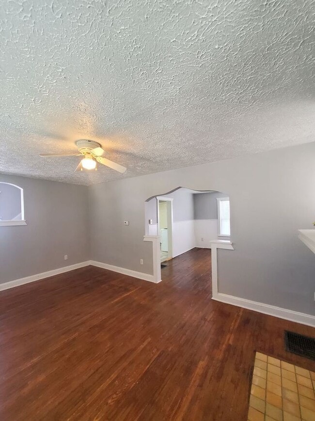 Building Photo - 2 BEDROOM SINGLE FAMILY HOME