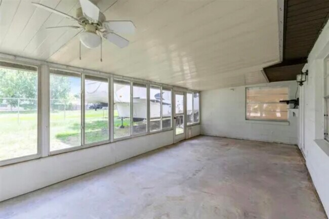 Building Photo - 1422 Myrna Ln
