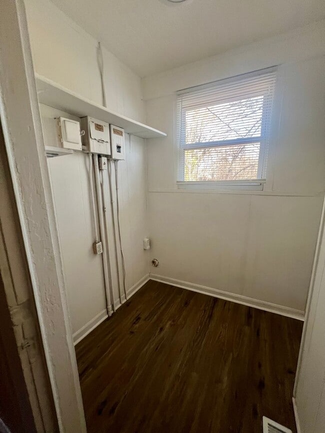 Building Photo - Two bedroom 1 bath house in Burlington