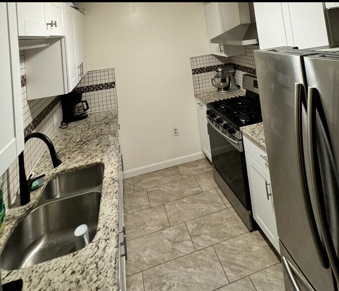 Building Photo - 4 Greenbriar Dr