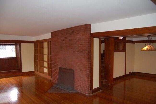 Building Photo - The Lamp House - 4 Br., 3 Bath Home  Available 8/15/2026-8/14/2027