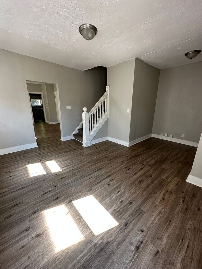 Building Photo - Multi Family Home 3 Bedroom and 1 Bath For Rent