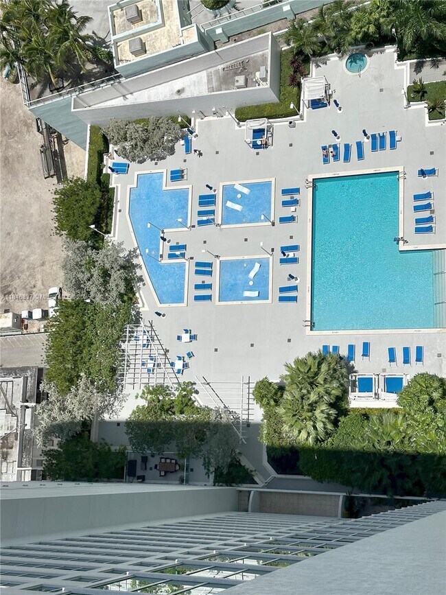 Building Photo - 1800 N Bayshore Dr