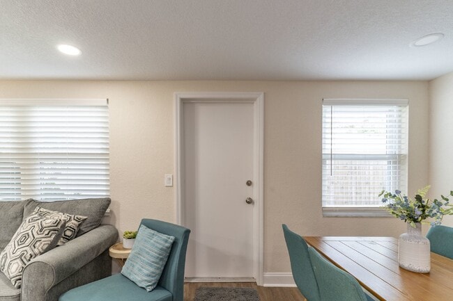 Building Photo - BEAUTIFUL UNIT JUST 5 MINUTE WALK TO DOWNTOWN