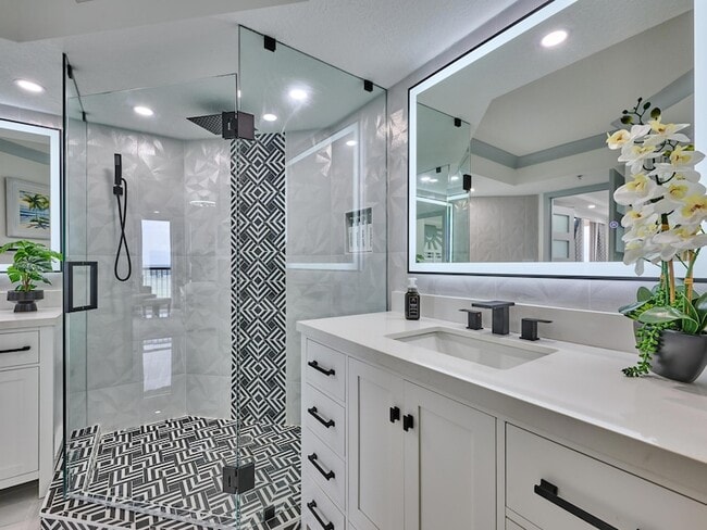 Building Photo - 5051 N Hwy A1A