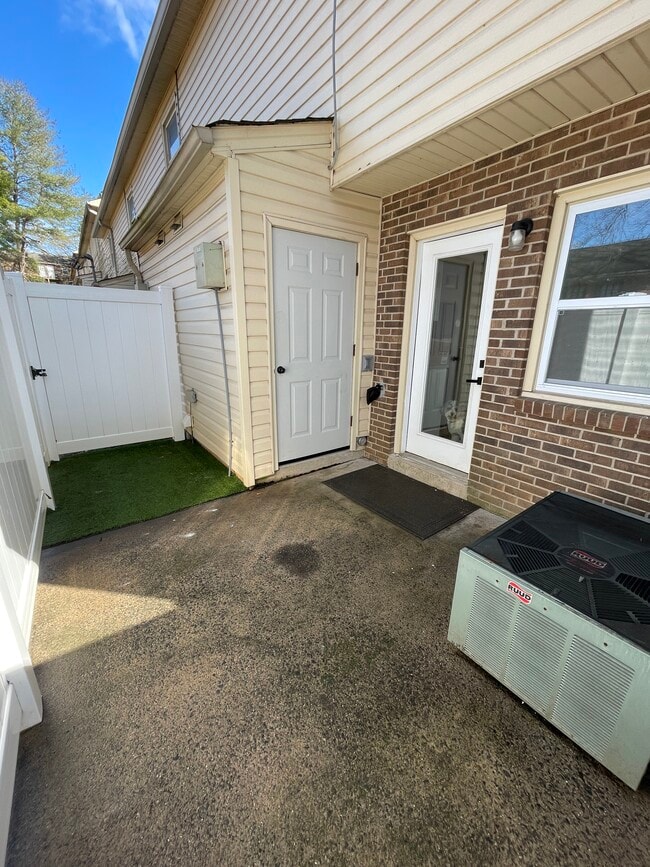 Building Photo - 101 Royal Forest Ct