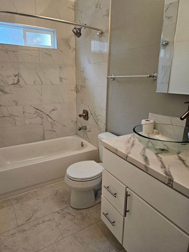 Building Photo - Sunny and Bright Newly Constructed 3-bedro...