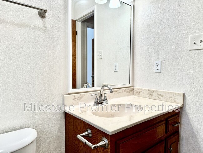 Building Photo - 2110 Oak Creek Cir