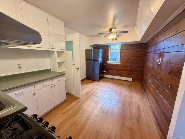 Building Photo - 1 Royal Acres Dr