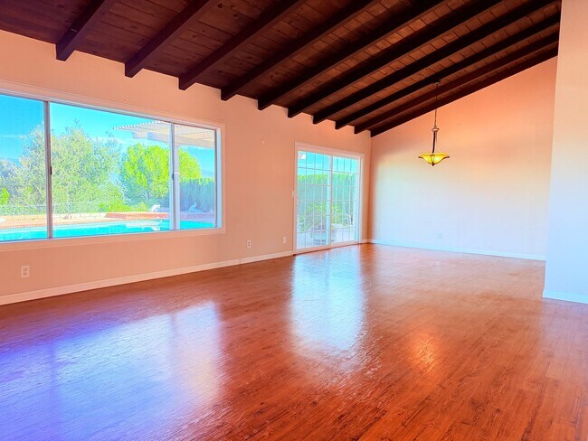 Building Photo - 3 Bedroom Beautiful Home with a stunning view