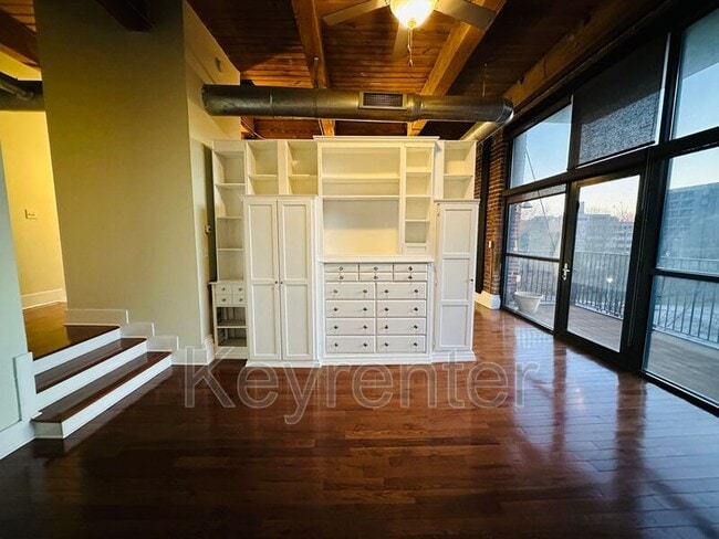 Building Photo - 1060 Worlds Fair Park Dr