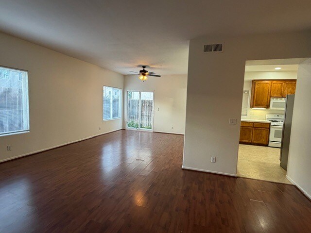 Building Photo - 440 Hart Dr