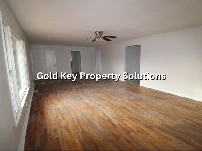 Building Photo - Huge 5 BR 2 Full Bath House with Central Air (Section 8 Approved)